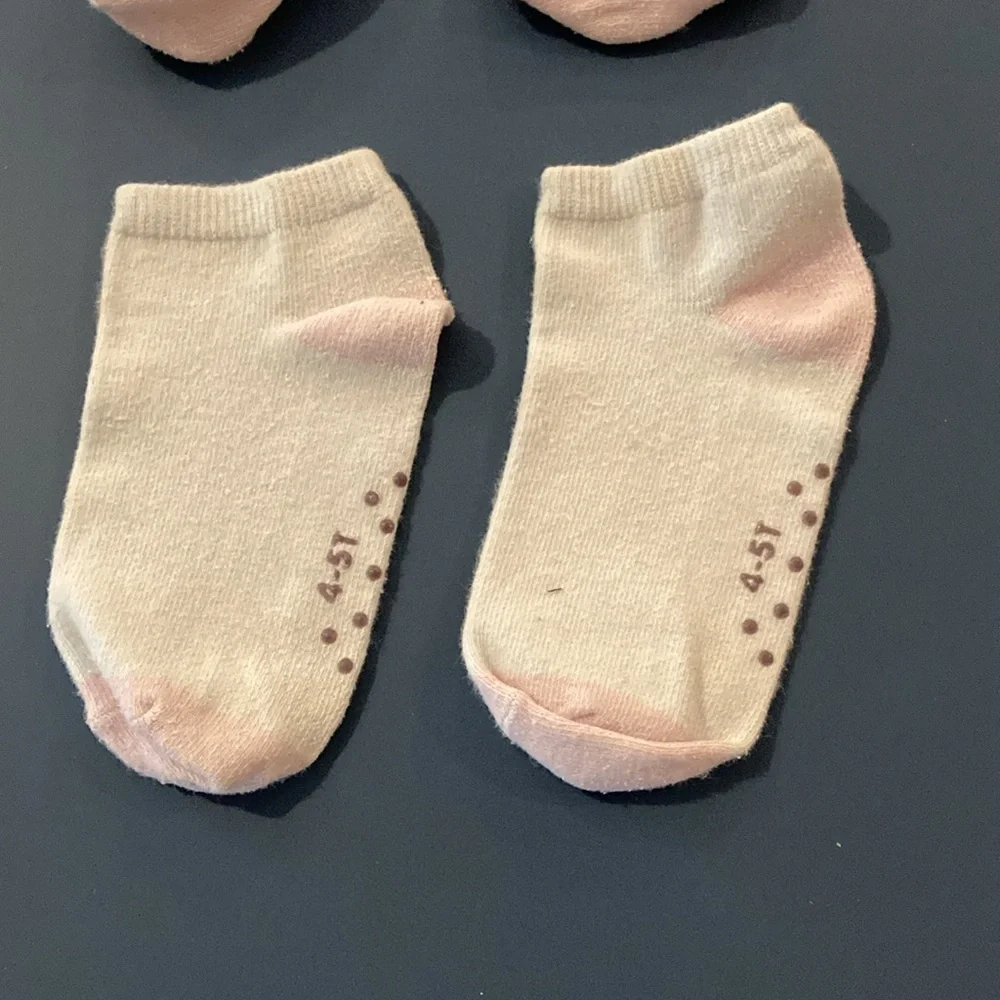 Girls socks. 4-5T. Light pink and white. EUC. Has feet at the bottom
